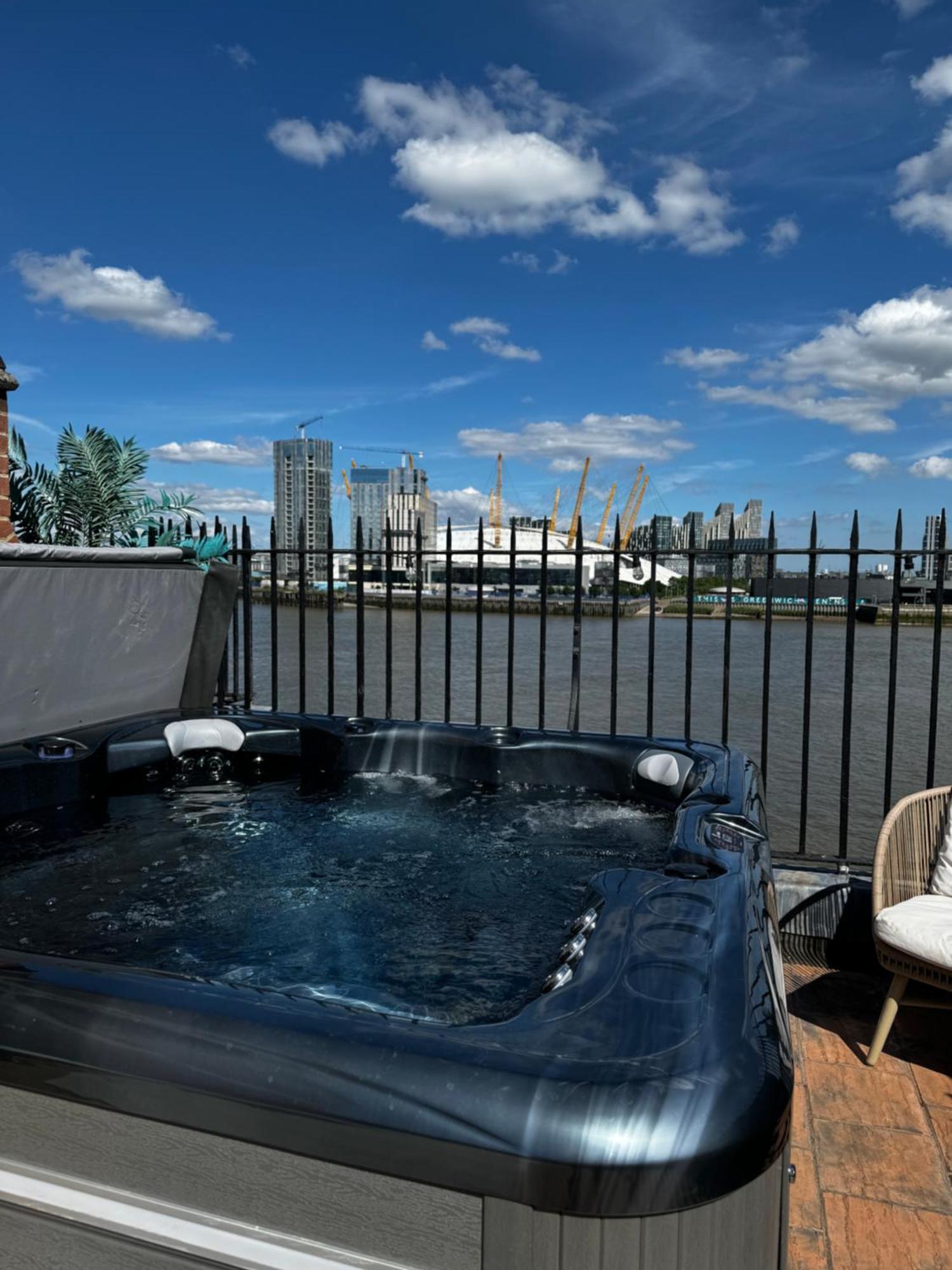 3 X Bedroom Riverside Flat With Hot Tub On Roof Terrace Londra Esterno foto