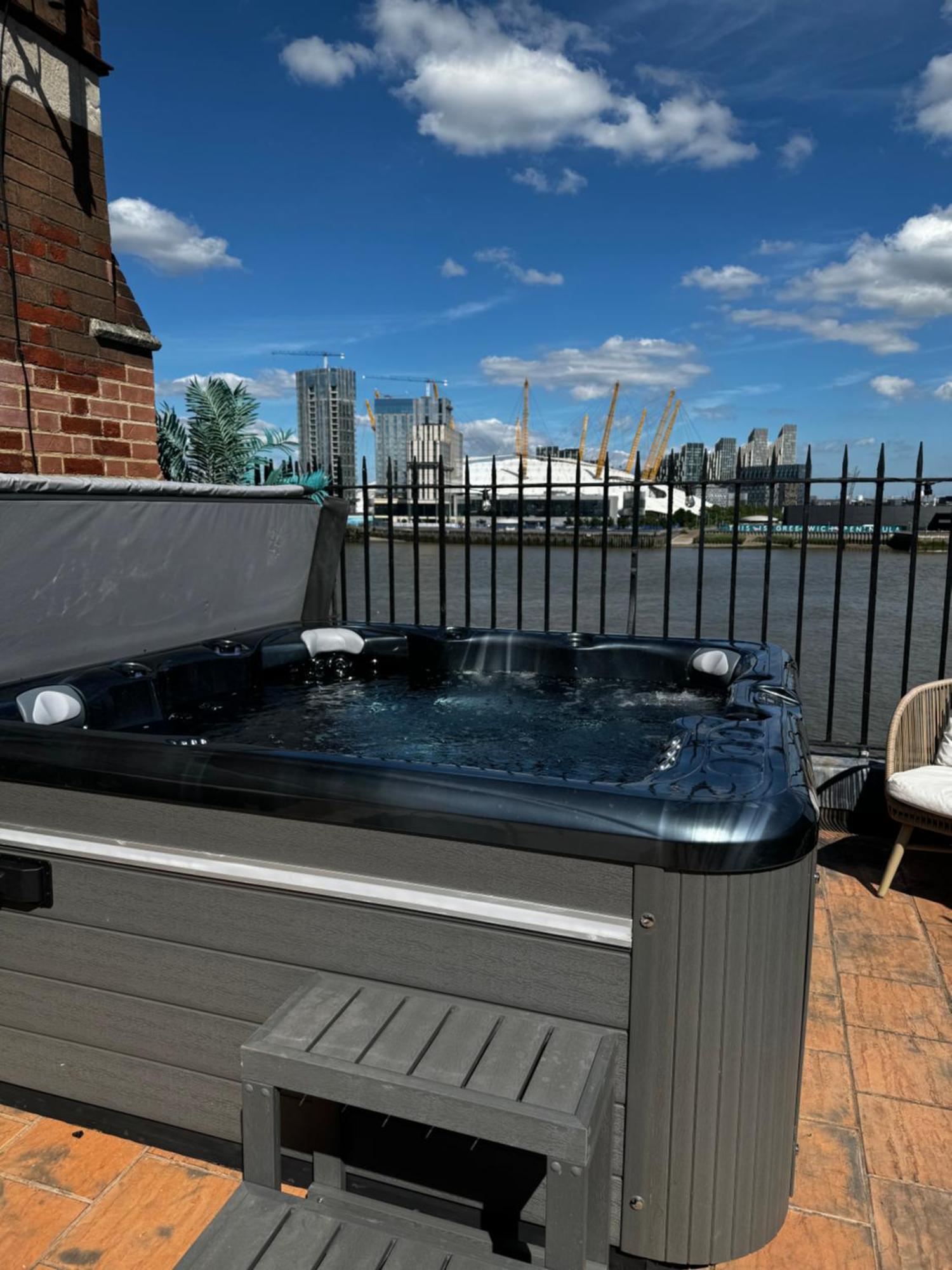3 X Bedroom Riverside Flat With Hot Tub On Roof Terrace Londra Esterno foto
